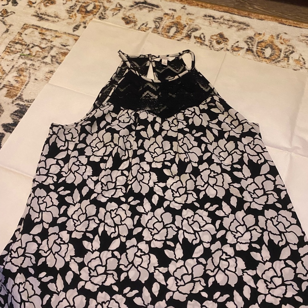 Candie's Black and White Floral Lace Top
0004